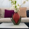 3D-geprinte Enchanting Rose Vase met een elegant, bloemvormig ontwerp dat doet denken aan een betoverende roos in bloei. De sierlijke vorm en verfijnde details maken deze vaas een unieke en stijlvolle decoratie voor elk interieur.