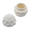 3D-geprinte MEMORYNEST URN, een eivormige urn met een geometrisch patroon van driehoekige facetten. Verkrijgbaar in diverse kleuren, zoals grijs, brons, zwart en wit, deze urn biedt een elegante en respectvolle manier om de as van een geliefd huisdier te bewaren.