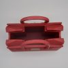 Print Luxe Handbag Vase Een levendige rode luxe handtas vaas, 3D-geprint, met een subtiel bladpatroon en een zilveren sluiting.
