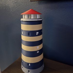 De Watertoren van Bredene – 3D-geprint met RGB-verlichting Breng een stukje Bredene in huis met deze gedetailleerde 3D-geprinte replica van de iconische Watertoren! Dit unieke decoratiestuk heeft een realistisch ontwerp met blauwe en gele banden en kleine vierkante ramen. De rode top van de toren geeft een herkenbare uitstraling, terwijl de ingebouwde RGB-verlichting een sfeervol en dynamisch effect creëert. Perfect als opvallend interieuraccessoire, geschenk of verzamelobject voor liefhebbers van architectuur en lokale landmarks.