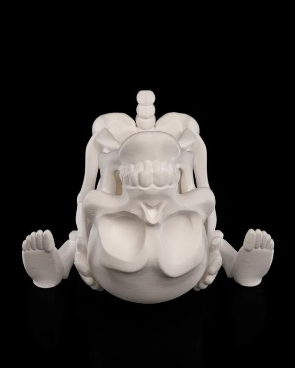 Een gedetailleerde 3D-geprinte CRANI-YUM CANDY HOLDER in de vorm van een skelet dat een schedel vasthoudt. De schedel dient als snoephouder. Het witte skelet heeft zichtbare ribben en botstructuren, terwijl de uitgesneden oogkassen en mond van de schedel een griezelig, speels effect geven.