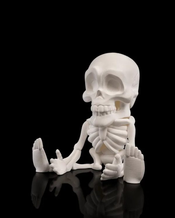 Een gedetailleerde 3D-geprinte CRANI-YUM CANDY HOLDER in de vorm van een skelet dat een schedel vasthoudt. De schedel dient als snoephouder. Het witte skelet heeft zichtbare ribben en botstructuren, terwijl de uitgesneden oogkassen en mond van de schedel een griezelig, speels effect geven.