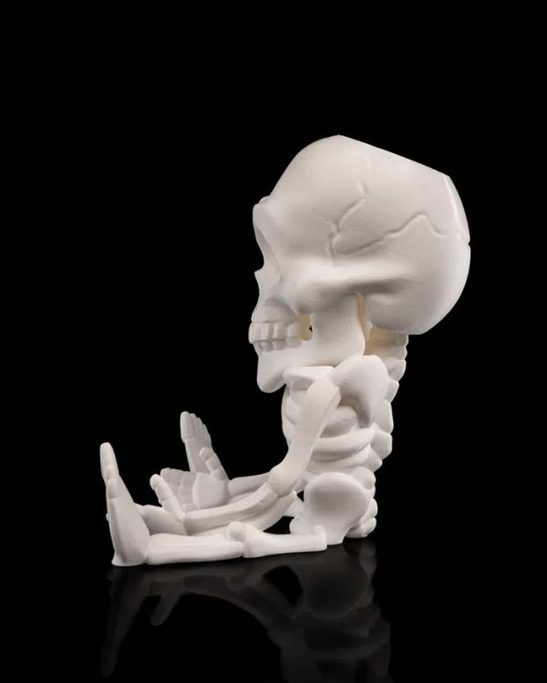 Een gedetailleerde 3D-geprinte CRANI-YUM CANDY HOLDER in de vorm van een skelet dat een schedel vasthoudt. De schedel dient als snoephouder. Het witte skelet heeft zichtbare ribben en botstructuren, terwijl de uitgesneden oogkassen en mond van de schedel een griezelig, speels effect geven.