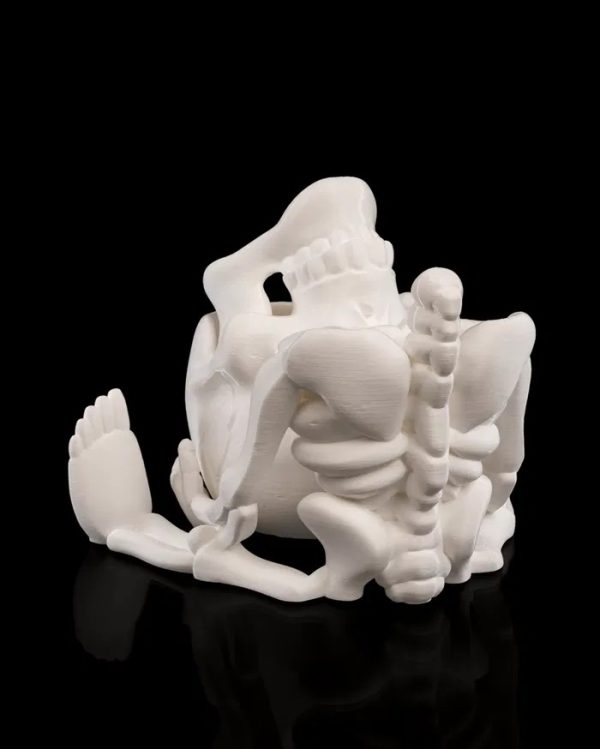 Een gedetailleerde 3D-geprinte CRANI-YUM CANDY HOLDER in de vorm van een skelet dat een schedel vasthoudt. De schedel dient als snoephouder. Het witte skelet heeft zichtbare ribben en botstructuren, terwijl de uitgesneden oogkassen en mond van de schedel een griezelig, speels effect geven.
