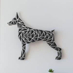 3D-geprinte geometrische Dobermann hond van Printiks, beschikbaar in diverse kleuren, samengesteld uit strakke driehoekige vormen voor een modern en abstract design