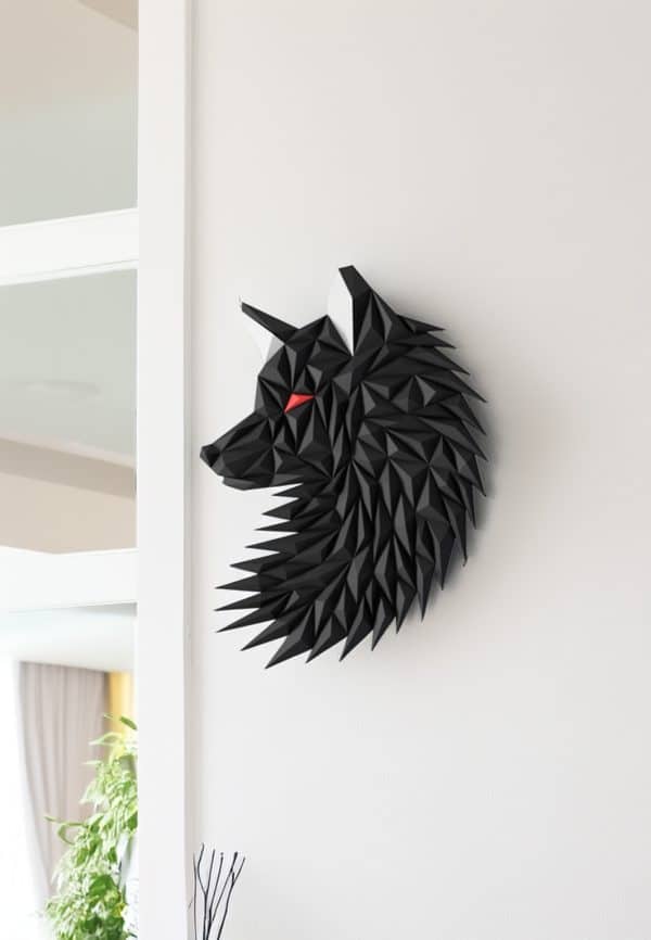 3D-geprinte Geometrische Wolf van Printiks, beschikbaar in diverse kleuren, met strakke driehoeksstructuren en modern design.